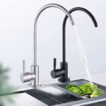 robinet inox negru si gri pe chiuveta bucatarie